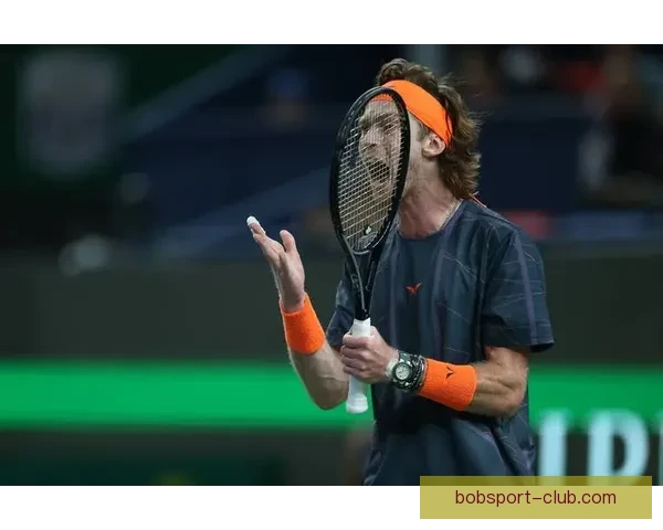 摇滚巨星邦·乔维亮相迈阿密大师赛与萨芬卢布丰塞卡亲切合影交流